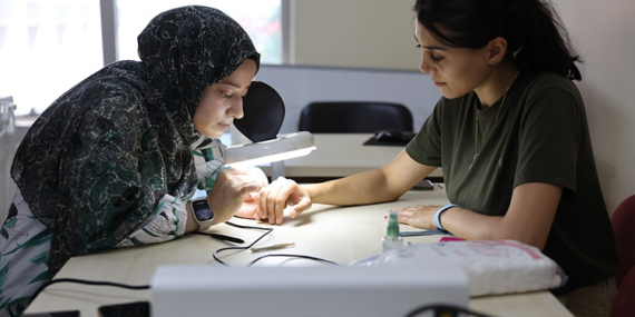 Hobiler Mesleğe Dönüşüyor: Bağcılarlı Kadınlar Güzellik Uzmanı Oluyor