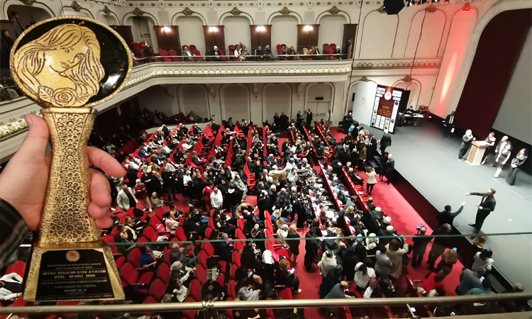 Ustaya Vefa Değil, Seçim Şovu: Alçı Plaketli Tören Kuaför Camiasını Ayaklandırdı